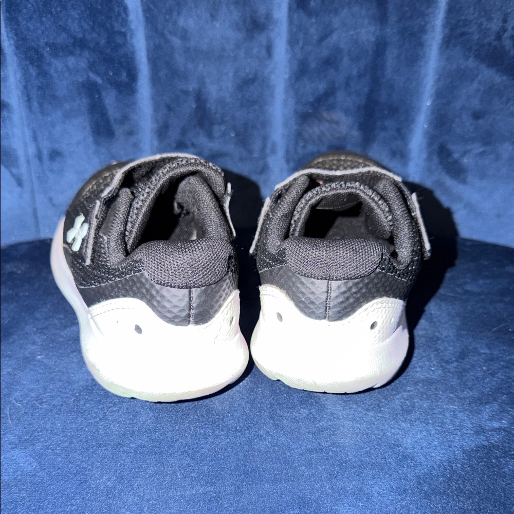 Under Armour Kids Black and White Sneakers Size 10K - Picture 3 of 6